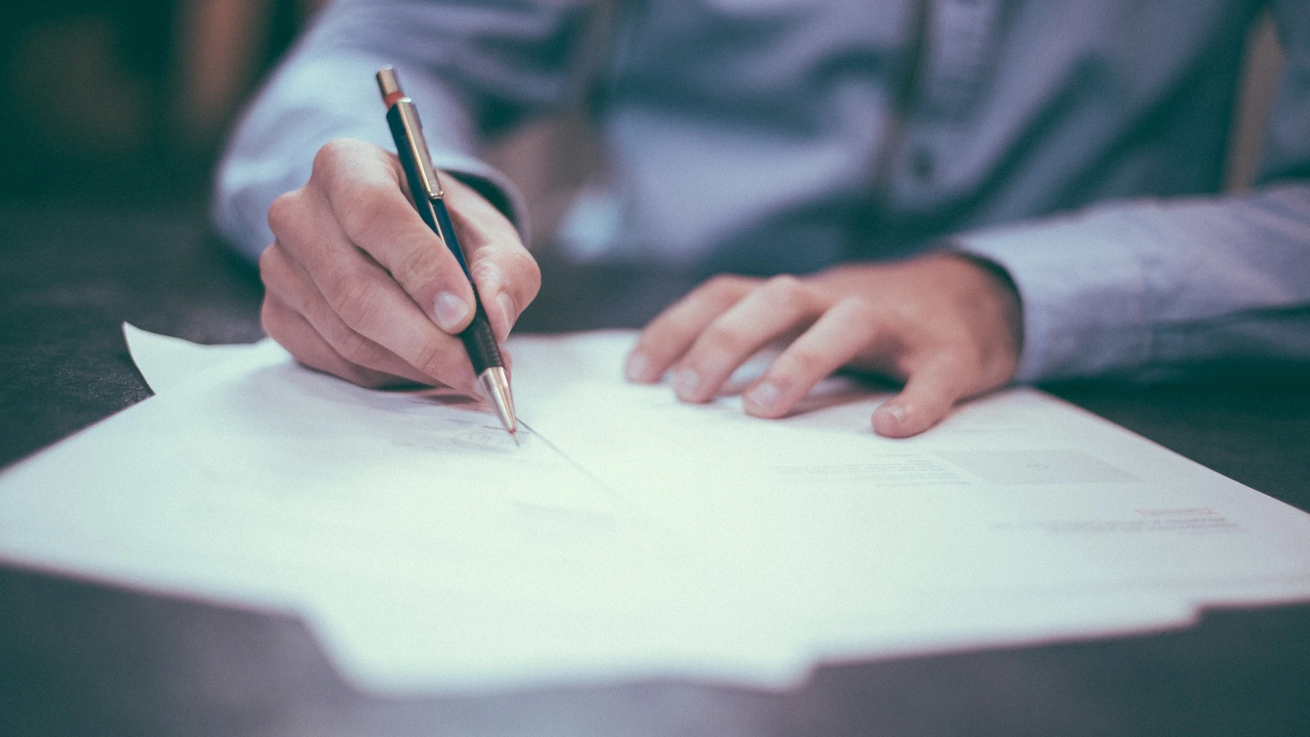 Un hombre escribiendo una carta Un hombre escribiendo una carta