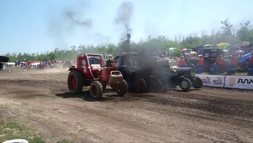 Rusia celebra su tradicional carrera de tractores al sur del país