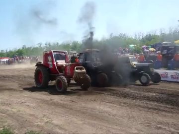 Rusia celebra su tradicional carrera de tractores al sur del país Rusia celebra su tradicional carrera de tractores al sur del país