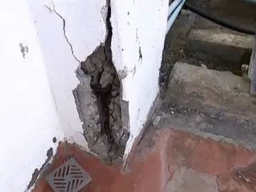 Denuncian humedades en sus casas por el mal alcantarillado Denuncian humedades en sus casas por el mal alcantarillado
