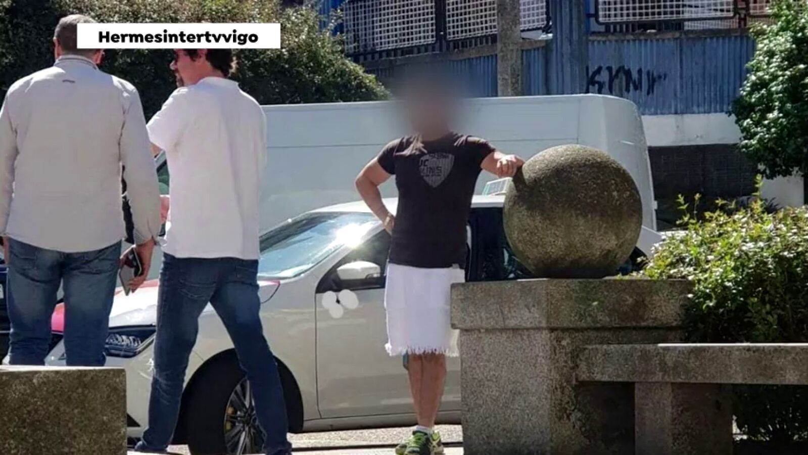 Un taxista de Vigo recibe una denuncia por ir a trabajar en falda