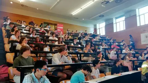 Alumnos haciendo la Selectividad Alumnos haciendo la Selectividad