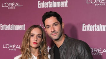 Tom Ellis junto a Meaghan Oppenheimer