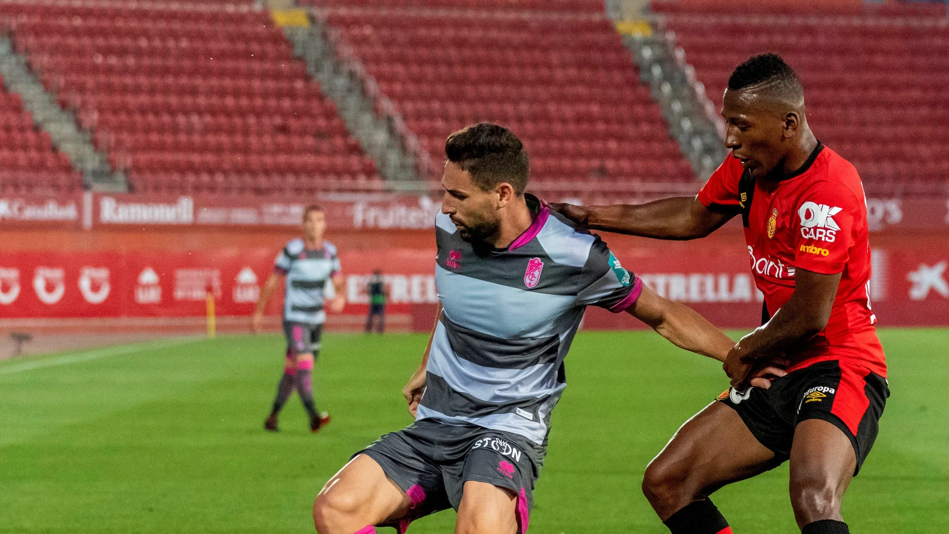 José Antonio Puertas intenta mantener la posesión del balón José Antonio Puertas intenta mantener la posesión del balón