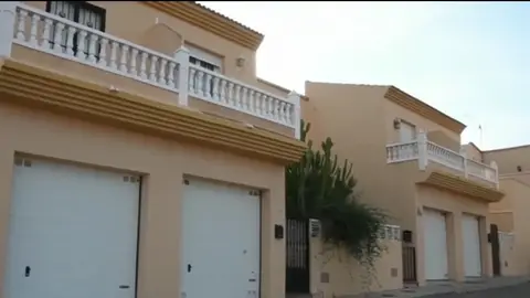 Fachada de la vivienda de la pareja Fachada de la vivienda de la pareja