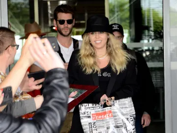 Miley Cyrus y Liam Hemsworth  Miley Cyrus y Liam Hemsworth