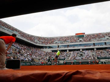 Nadal ejecuta un saque en Roland Garros