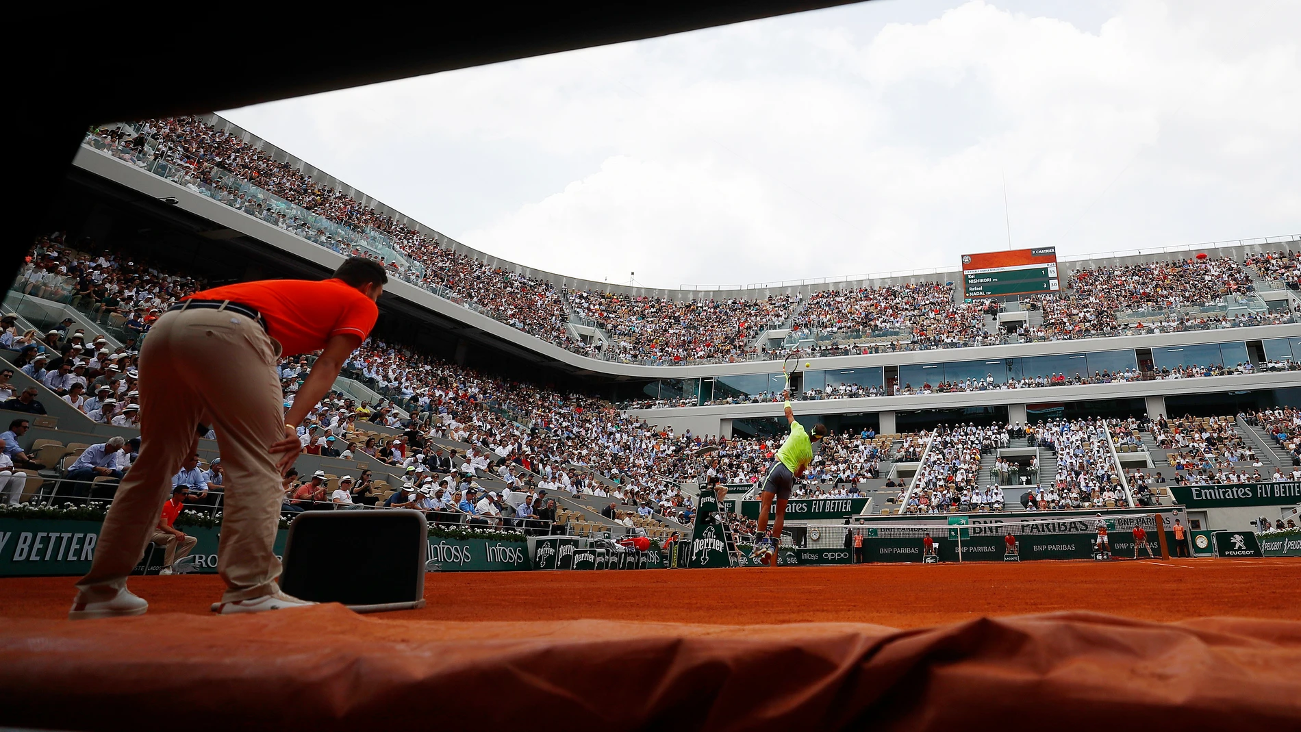 Nadal ejecuta un saque en Roland Garros Nadal ejecuta un saque en Roland Garros