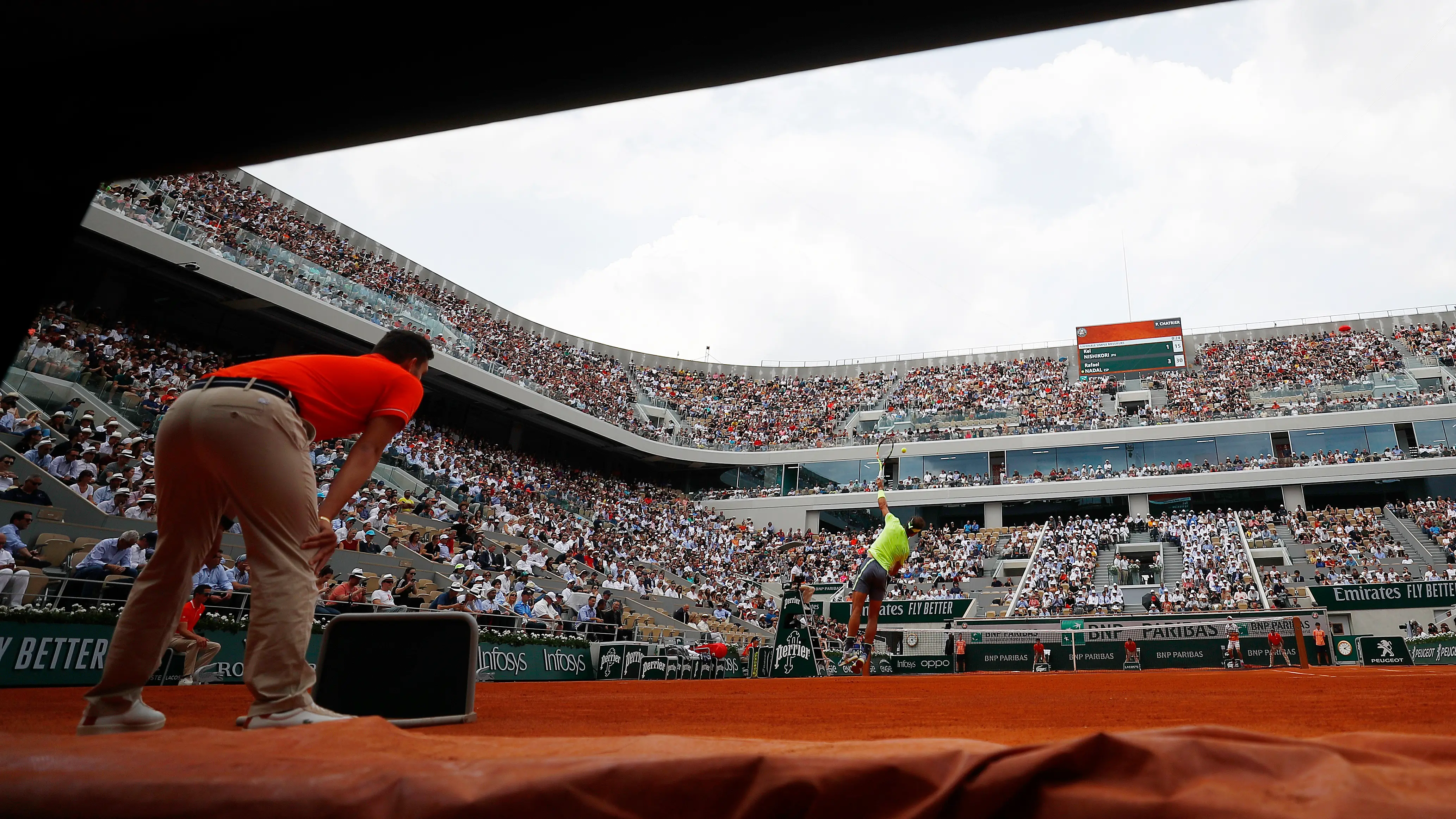 Nadal ejecuta un saque en Roland Garros Nadal ejecuta un saque en Roland Garros