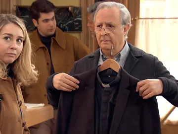 Pelayo se hace cura por salvar a Amelia Pelayo se hace cura por salvar a Amelia