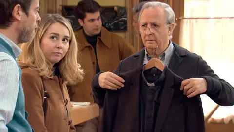 Pelayo se hace cura por salvar a Amelia Pelayo se hace cura por salvar a Amelia