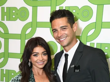 Sarah Hyland y su novio Wells Adams Sarah Hyland y su novio Wells Adams