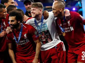 Alberto Moreno recuerda a Reyes con una camiseta tras ganar la Champions Alberto Moreno recuerda a Reyes con una camiseta tras ganar la Champions