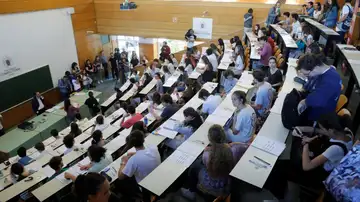 Alumnos haciendo el examen de Selectividad en Madrid