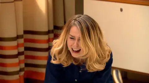 Tomás se lleva a Amelia a la fuerza ante la desesperación de Luisita Tomás se lleva a Amelia a la fuerza ante la desesperación de Luisita