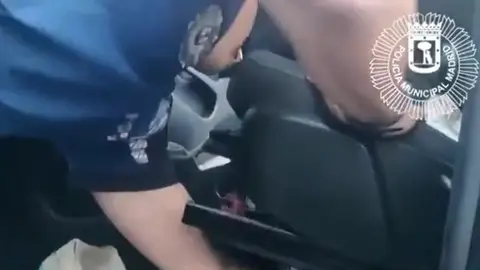 La policía recuperando el dinero La policía recuperando el dinero