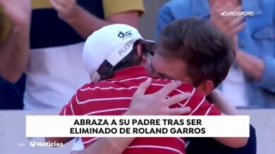 El abrazo de Roland Garros: el hijo de Mahut abraza a su padre tras perder contra Mayer