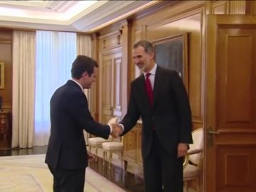 Felipe VI recibe a Pablo Casado en la Zarzuela para conocer su posic&oacute;n ante la sesi&oacute;n de investidura