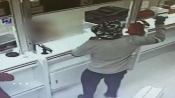 Un hombre atraca un banco con aguacates