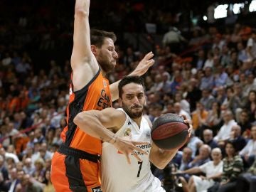 Campazzo entra a canasta en el partido contra el Valencia Basket