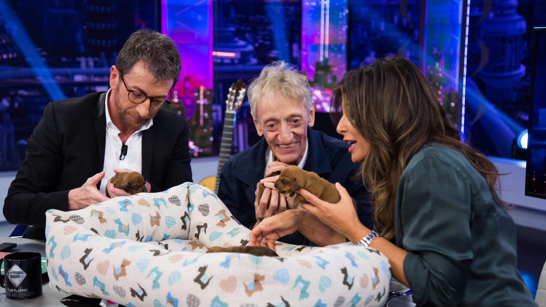 El momento m&aacute;s tierno de 'El Hormiguero 3.0': Nuria Roca trae a los preciosos cachorros de la perra Pepita