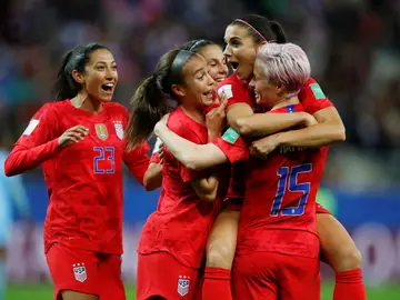 Las jugadoras de Estados Unidos celebran uno de los 13 goles contra Tailandia Las jugadoras de Estados Unidos celebran uno de los 13 goles contra Tailandia