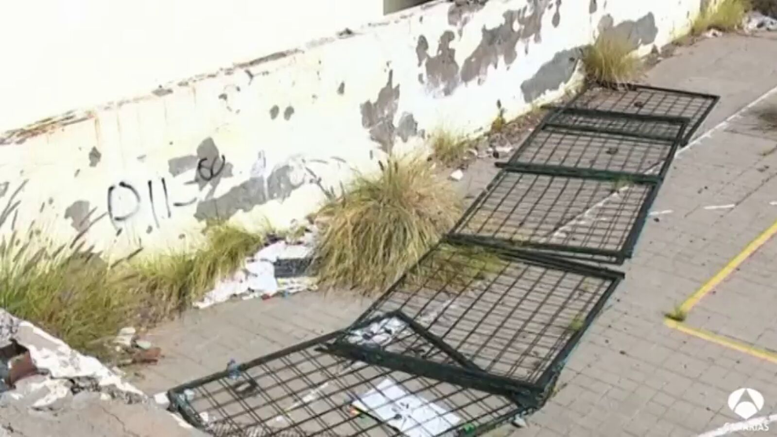 Un colegio abandonado convertido en centro de vandalismo y drogas