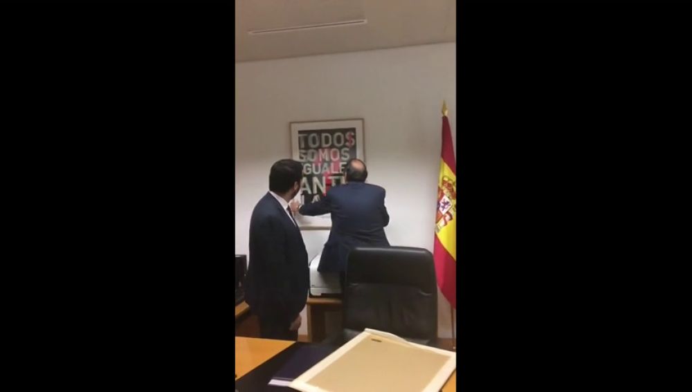 Primera medida de Vox en la Asamblea de Madrid: Sustituye un cuadro de 'Igualdad ante la Ley' por uno de Felipe VI