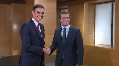 Pedro Sánchez y Casado cumplen "cordialmente" con el compromiso de reunirse Pedro Sánchez y Casado cumplen "cordialmente" con el compromiso de reunirse