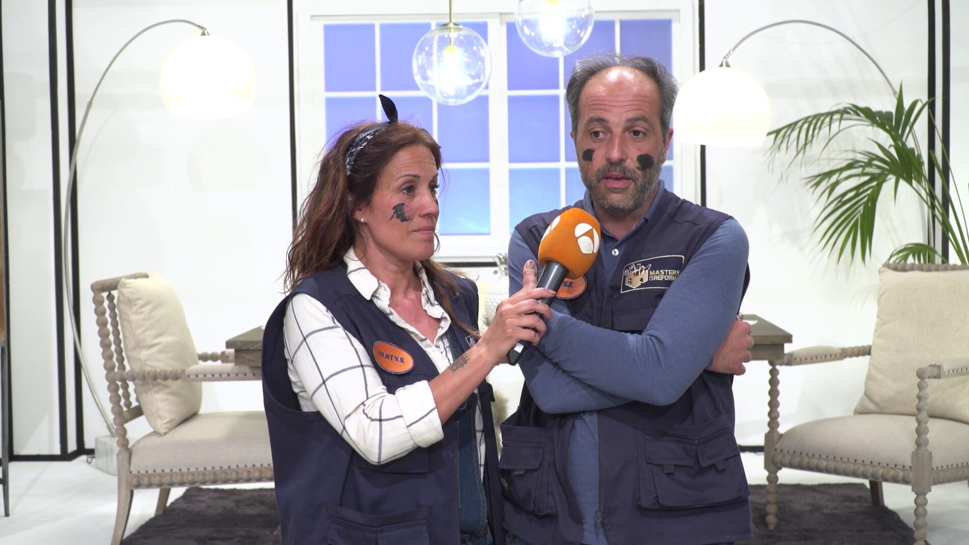 José e Iratxe explican su comedor estilo Chanel: "Es un guiño al grafitero Basquiat"