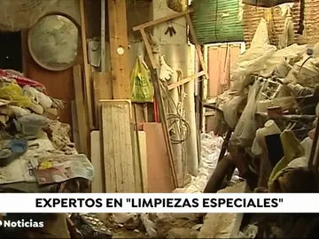 Conocemos a la familia González, encargados de las 'limpiezas traumáticas' Conocemos a la familia González, encargados de las 'limpiezas traumáticas'