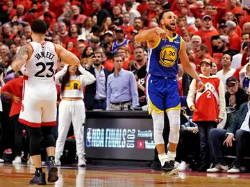 Stephen Curry celebra una canasta ante los Raptors Stephen Curry celebra una canasta ante los Raptors