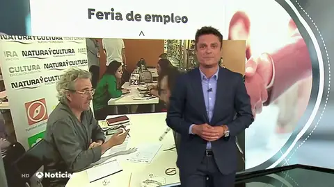 Miles de personas se acercan a la Feria de Empleo de Valencia que oferta 800 puestos de trabajo Miles de personas se acercan a la Feria de Empleo de Valencia que oferta 800 puestos de trabajo