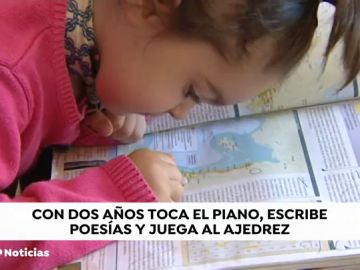 Laura, la niña de 2 años que ya sabe escribir y recitar poemas