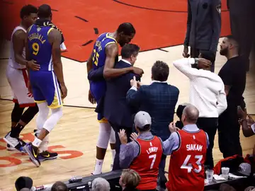 Kevin Durant se retira lesionado de la cancha de los Raptors Kevin Durant se retira lesionado de la cancha de los Raptors