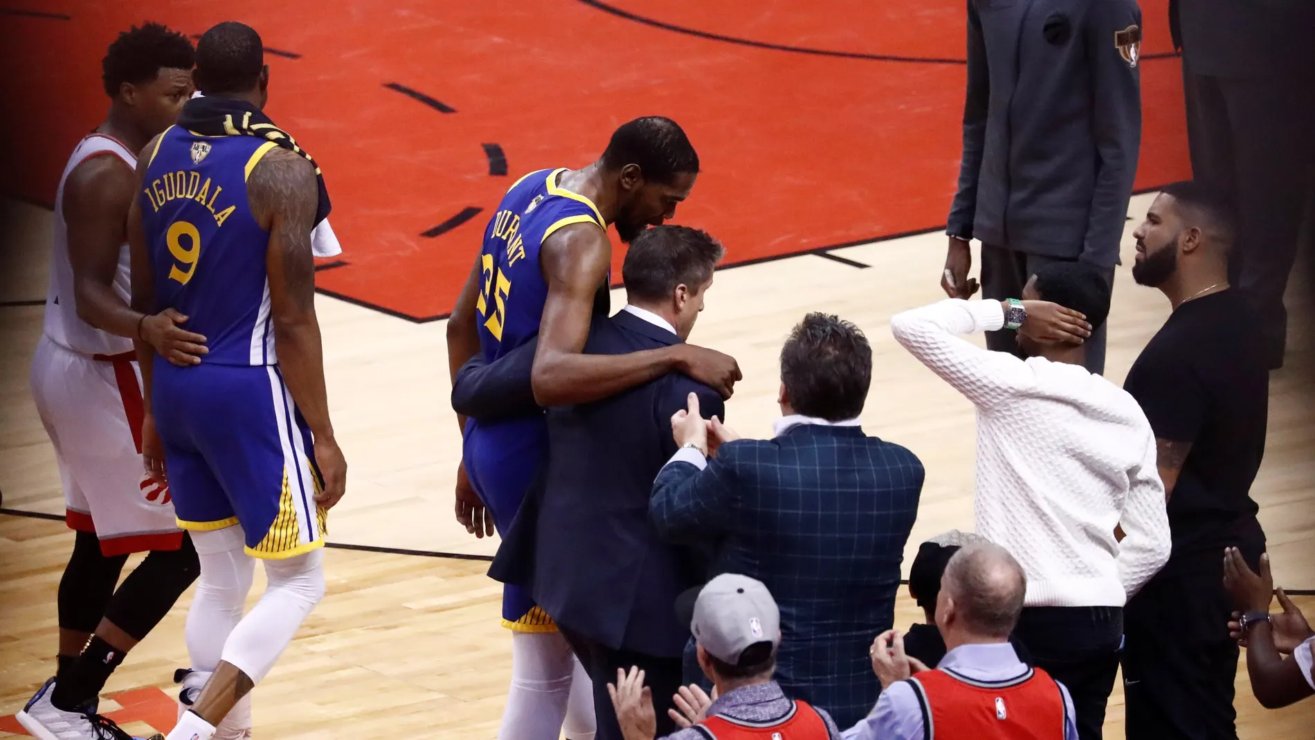 Kevin Durant se retira lesionado de la cancha de los Raptors Kevin Durant se retira lesionado de la cancha de los Raptors