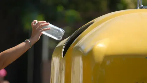 Reciclaje de envases en el contenedor amarillo. Reciclaje de envases en el contenedor amarillo.