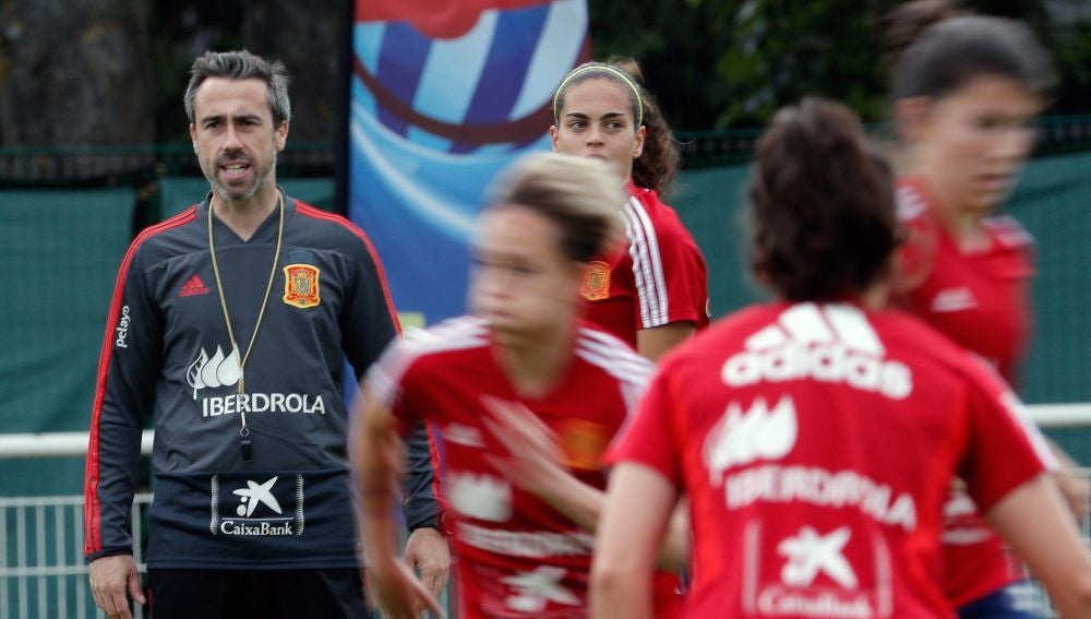 El entrenador de la selección española, Jorge Vilda, durante el entrenamiento que han realizado en Lille (Francia) donde preparan el segundo partido del mundial contra Alemania.