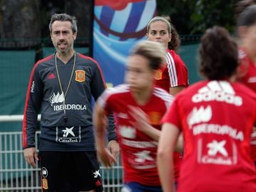 El entrenador de la selección española, Jorge Vilda, durante el entrenamiento que han realizado en Lille (Francia) donde preparan el segundo partido del mundial contra Alemania.