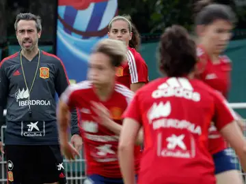 El entrenador de la selección española, Jorge Vilda, durante el entrenamiento que han realizado en Lille (Francia) donde preparan el segundo partido del mundial contra Alemania. El entrenador de la selección española, Jorge Vilda, durante el entrenamiento que han realizado en Lille (Francia) donde preparan el segundo partido del mundial contra Alemania.