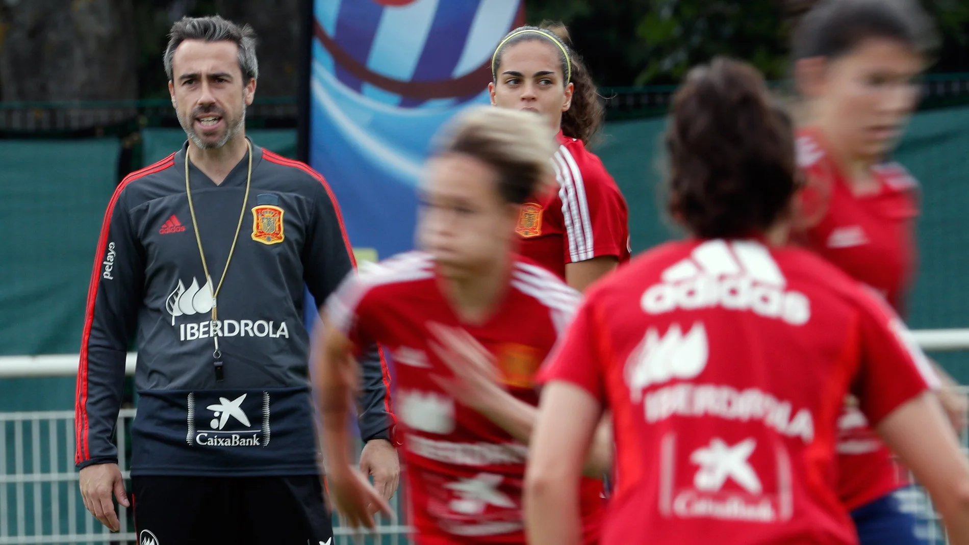 El entrenador de la selección española, Jorge Vilda, durante el entrenamiento que han realizado en Lille (Francia) donde preparan el segundo partido del mundial contra Alemania. El entrenador de la selección española, Jorge Vilda, durante el entrenamiento que han realizado en Lille (Francia) donde preparan el segundo partido del mundial contra Alemania.