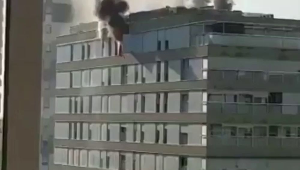 Vídeo del incendio en un bloque de pisos de Terrassa