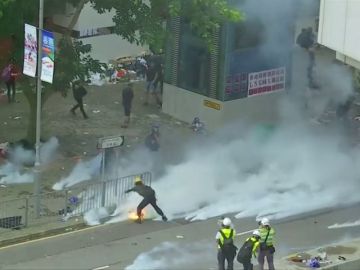 La policía de Hong Kong desaloja a los manifestantes de la sede del Legislativo