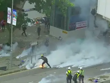 La policía de Hong Kong desaloja a los manifestantes de la sede del Legislativo La policía de Hong Kong desaloja a los manifestantes de la sede del Legislativo