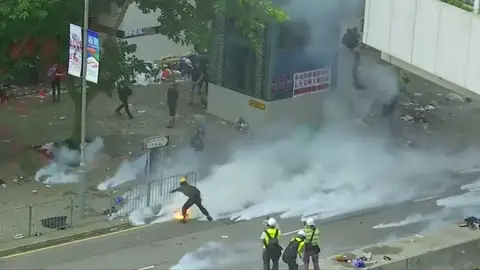 La policía de Hong Kong desaloja a los manifestantes de la sede del Legislativo La policía de Hong Kong desaloja a los manifestantes de la sede del Legislativo