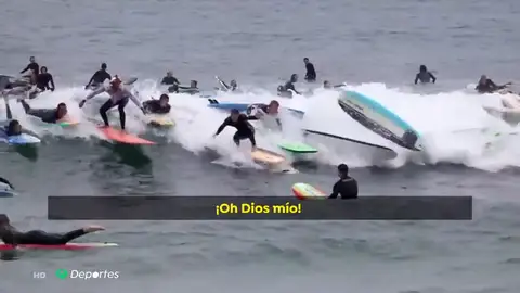 Hasta 150 personas intentan coger a la vez la misma ola en 'el Everest del surf' Hasta 150 personas intentan coger a la vez la misma ola en 'el Everest del surf'