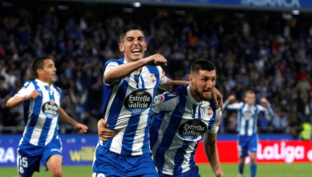 Carlos Fernández y Borja Valle celebran un gol en Riazor