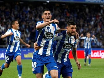 Carlos Fernández y Borja Valle celebran un gol en Riazor