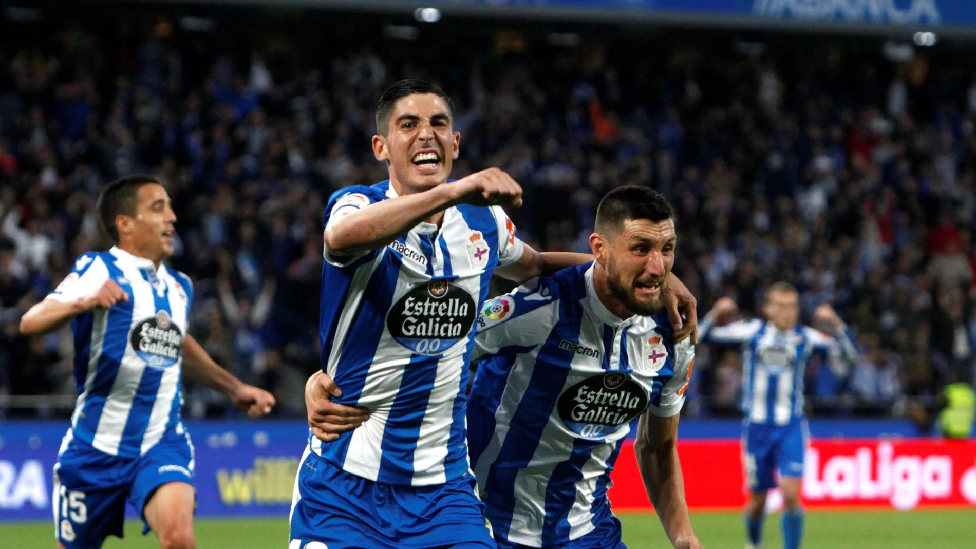 Carlos Fernández y Borja Valle celebran un gol en Riazor Carlos Fernández y Borja Valle celebran un gol en Riazor