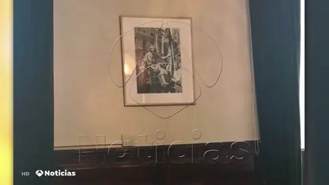 Imágenes en exclusiva: Pisarello retira un retrato del Rey y coloca una foto a favor de la República Imágenes en exclusiva: Pisarello retira un retrato del Rey y coloca una foto a favor de la República
